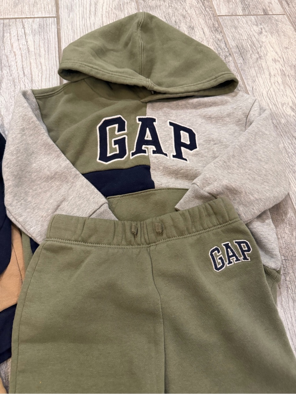 GAP Kids Colorblock Hoodie & Joggers Set Bundle - Picture 3 of 6